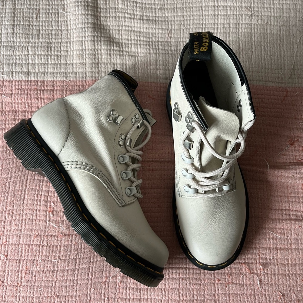 Dr. Martens 101 Virginia Leather Ankle Booties / Size 7 US Women